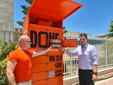 איתן פטיגרו, ראש מועצת שוהם בעמדת הלוקר החכם הראשון בשוהם, צילום: דוברות מועצת שוהם